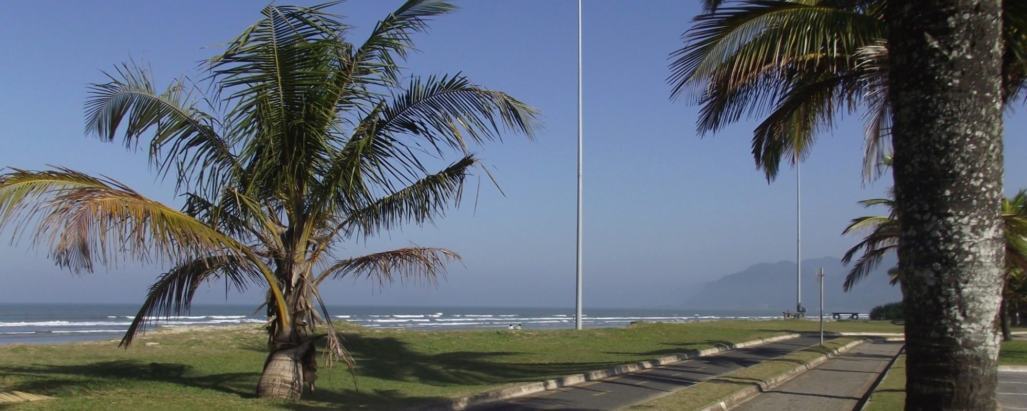 praia, ciclovia e coqueiros