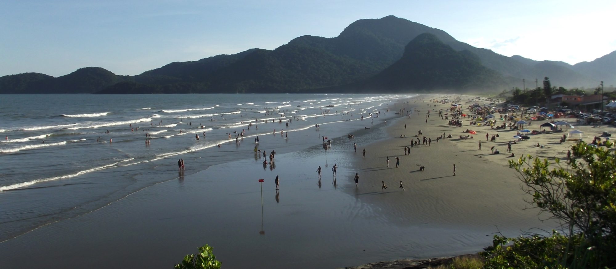 vista do guaraú com praia, céu e morros