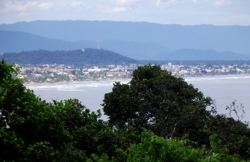 vista panorâmica de peruíbe rodeada pela mata atlântica