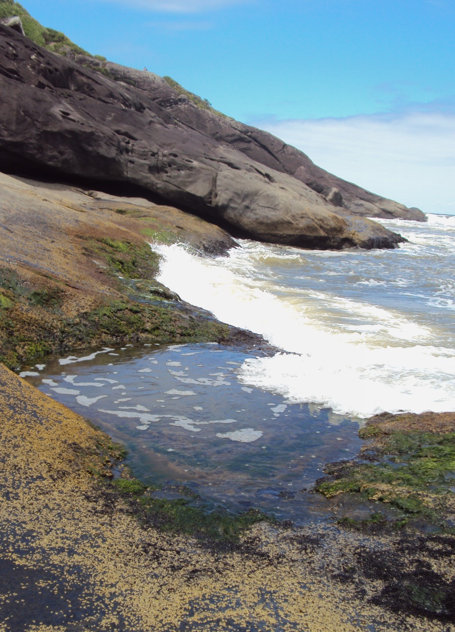 piscina natural entre as rochas e praia