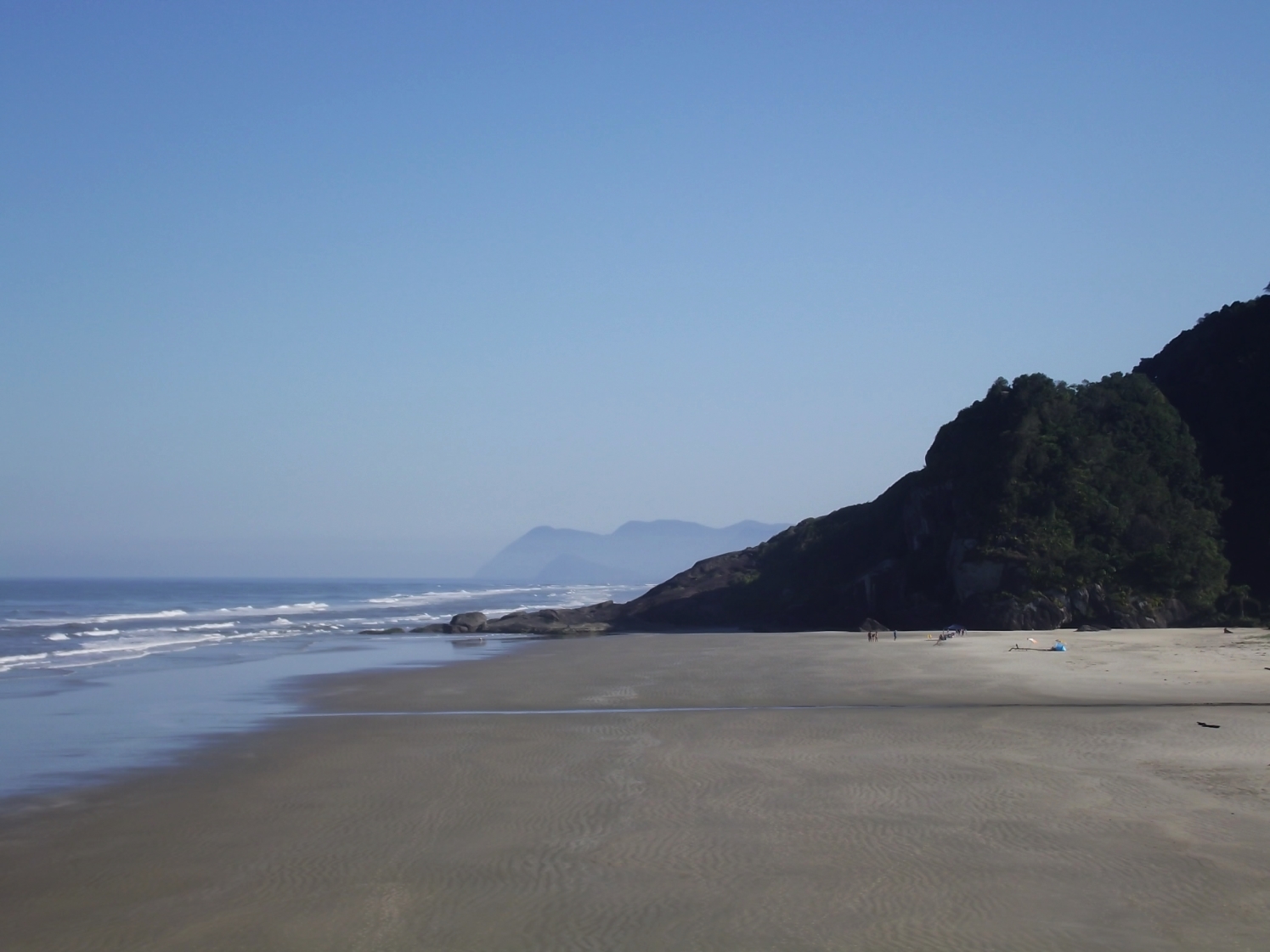 vista panorâmica do caramborê sob céu azul e praia