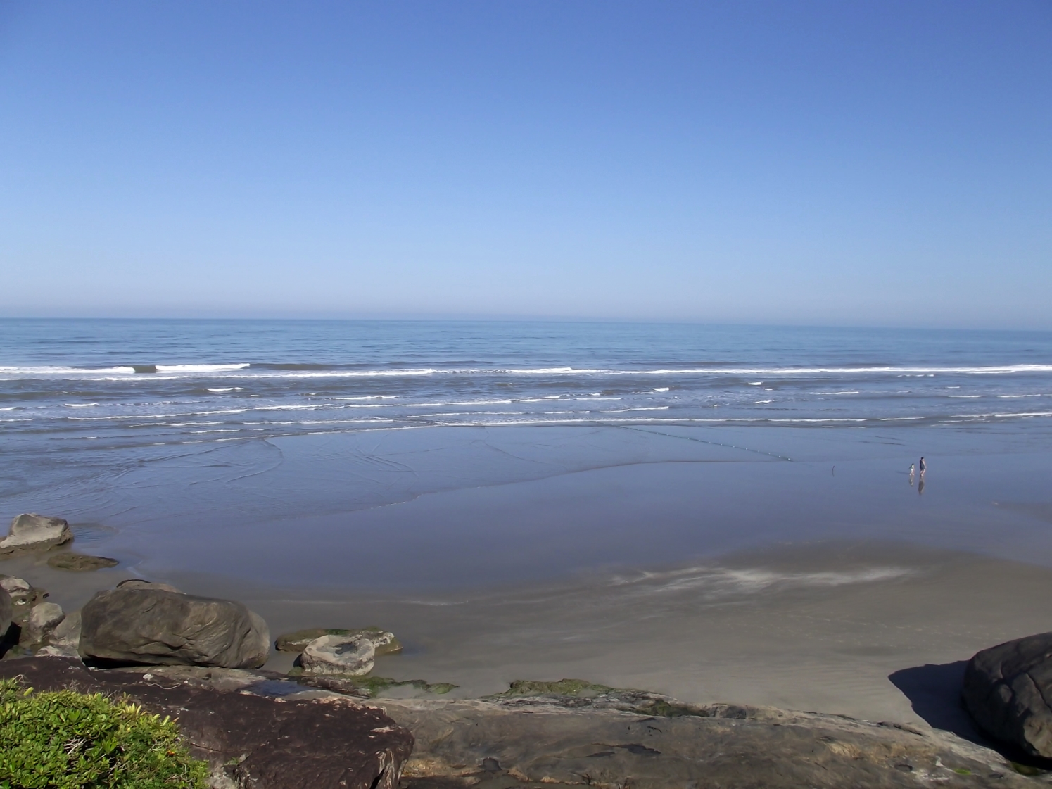 caramborê com céu azul e mar a perder de vista