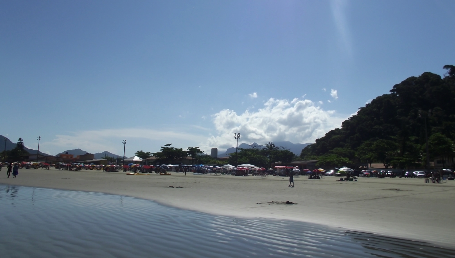 praia do guaraú em dia ensolarado