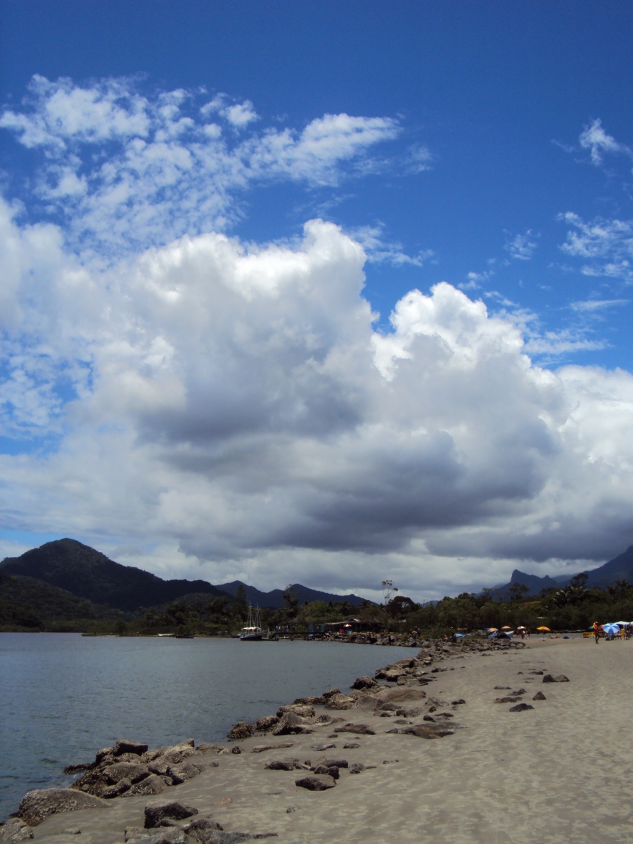 rio guaraú com natureza e céu azul ao fundo