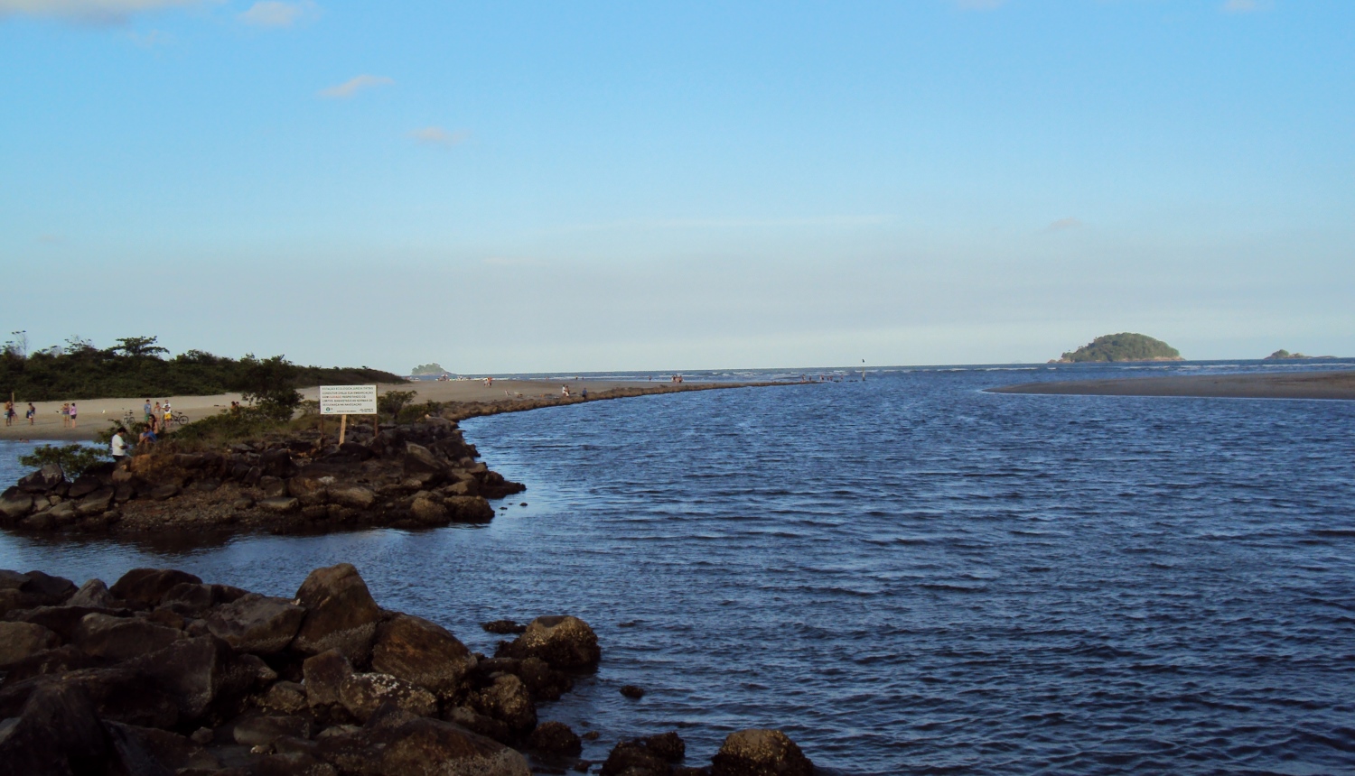 rio guaraú com mar e ilhas ao fundo