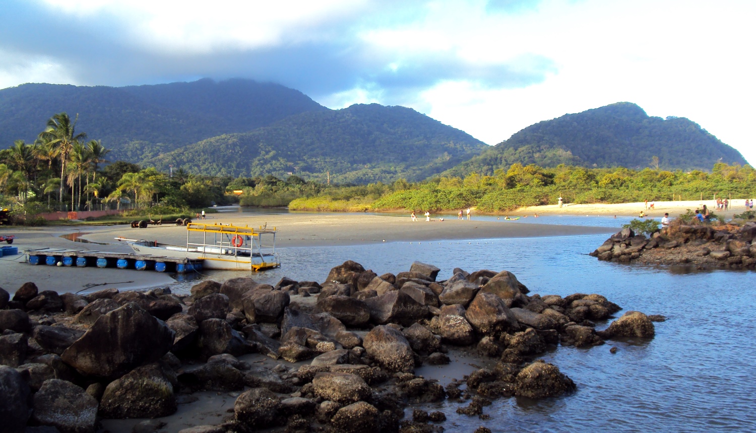 rio guaraú pequeno que adentra pelo mangue