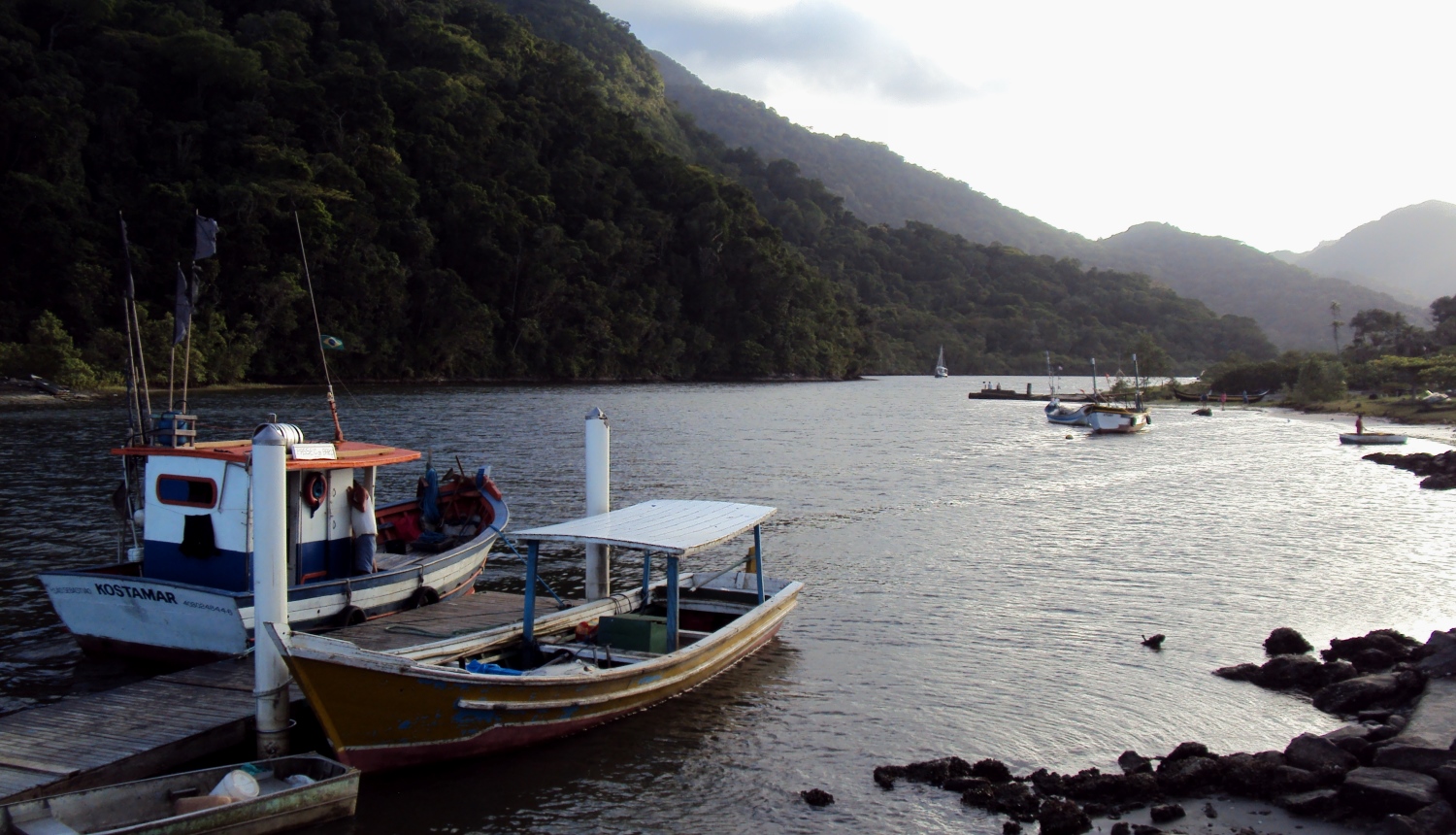 barcos ancorados no rio guaraú