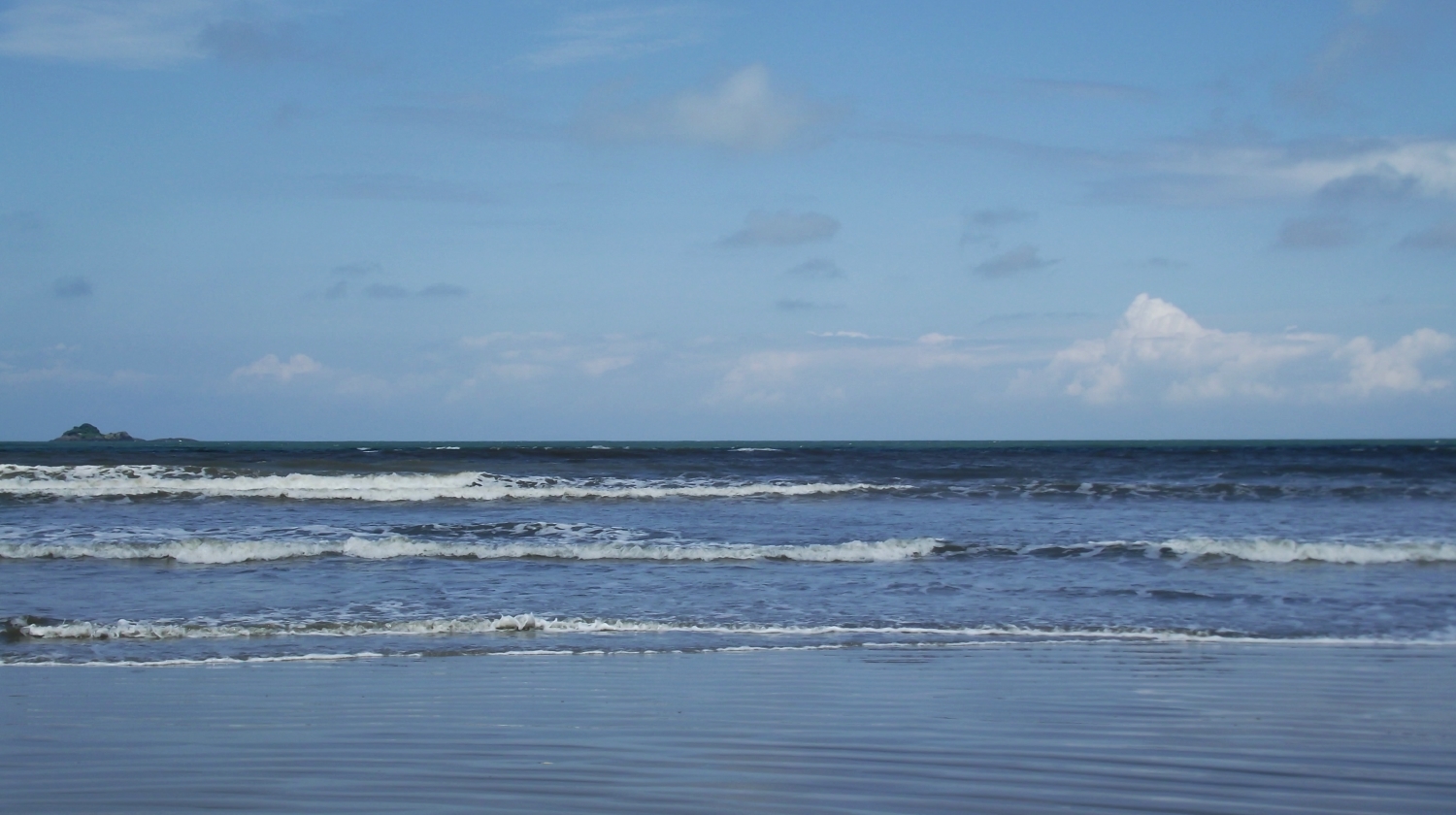 céu e mar com diferentes tonalidades de azul