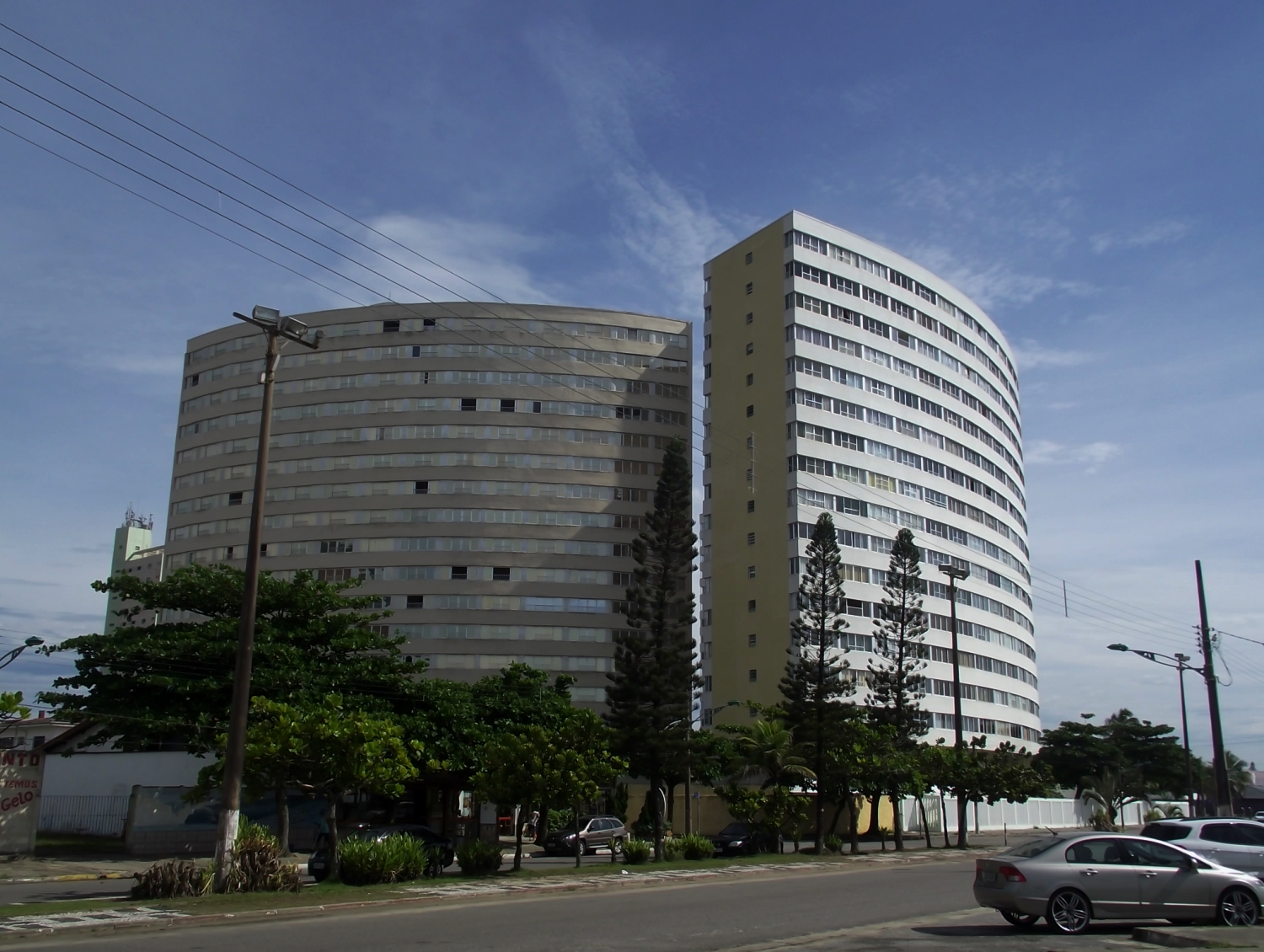 edifício em formato redondo