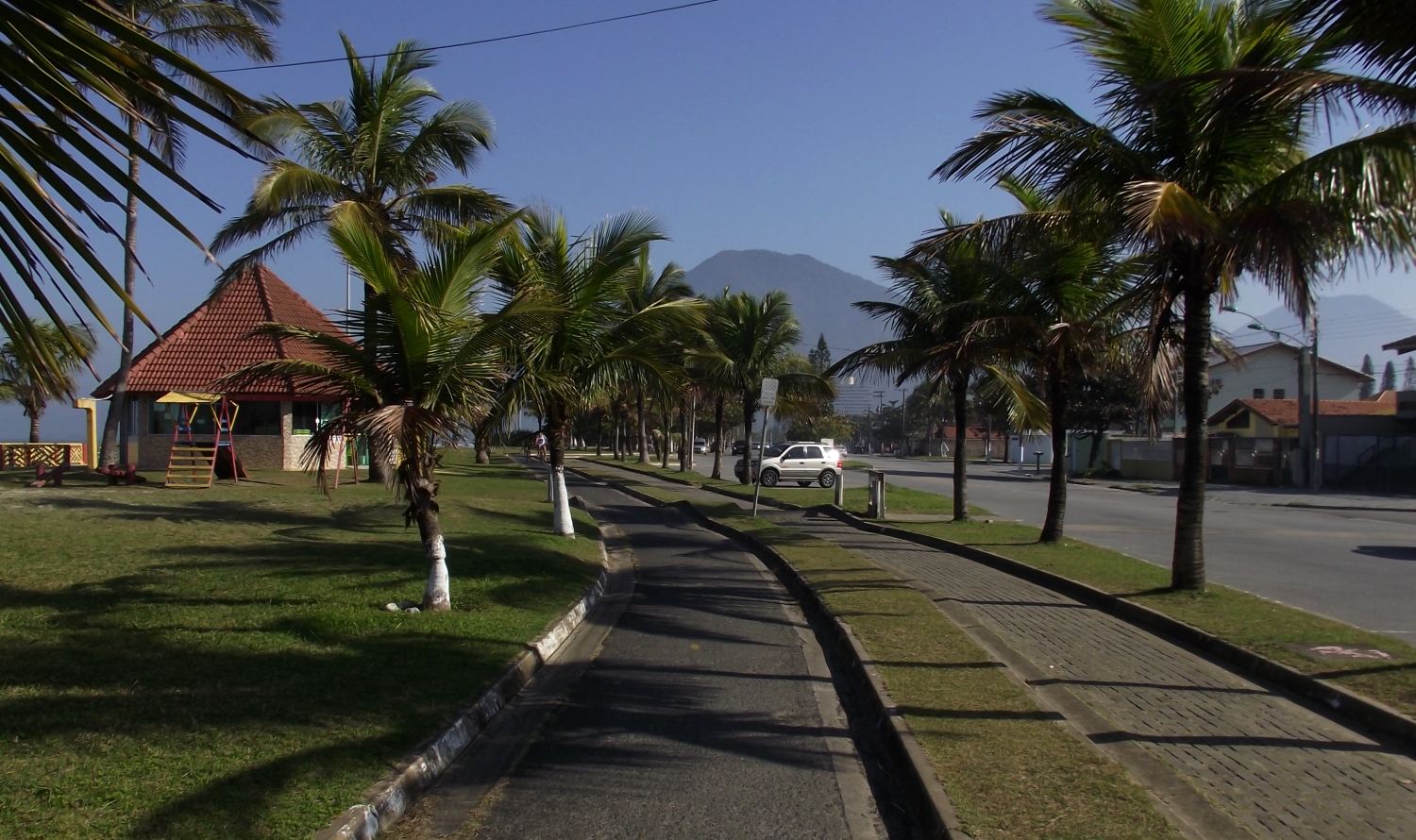 calçadão com ciclovia na praia da orla