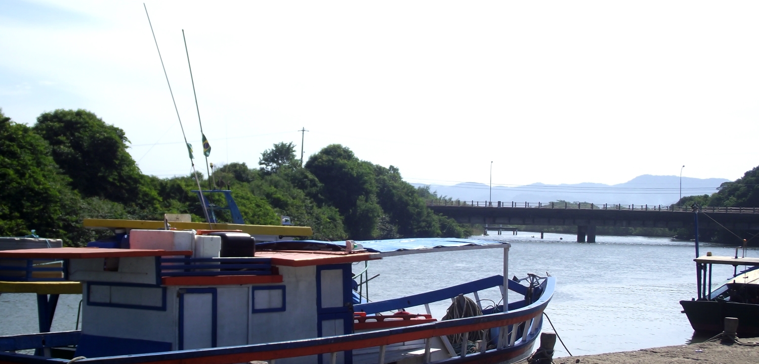 barco ancorado com paisagem ao fundo