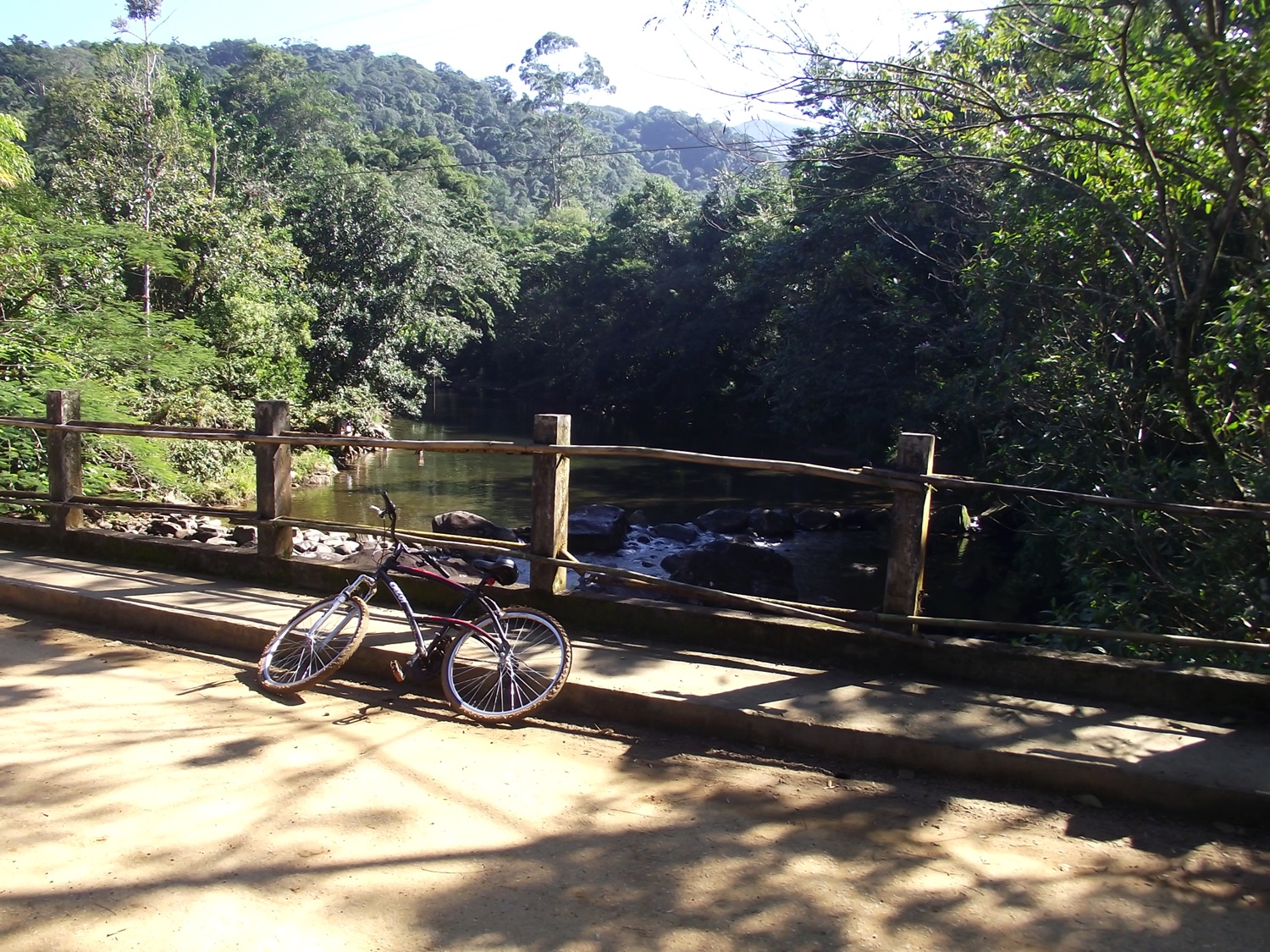 uma ponte sobre as corredeiras