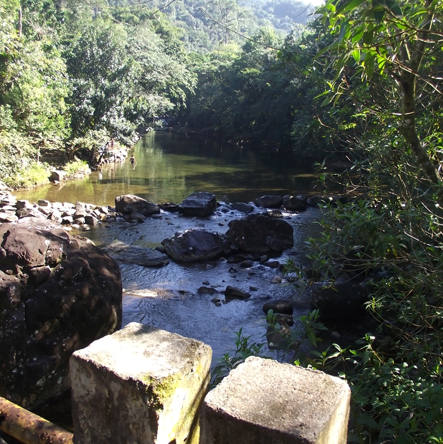 do alto da ponte observando as corredeiras