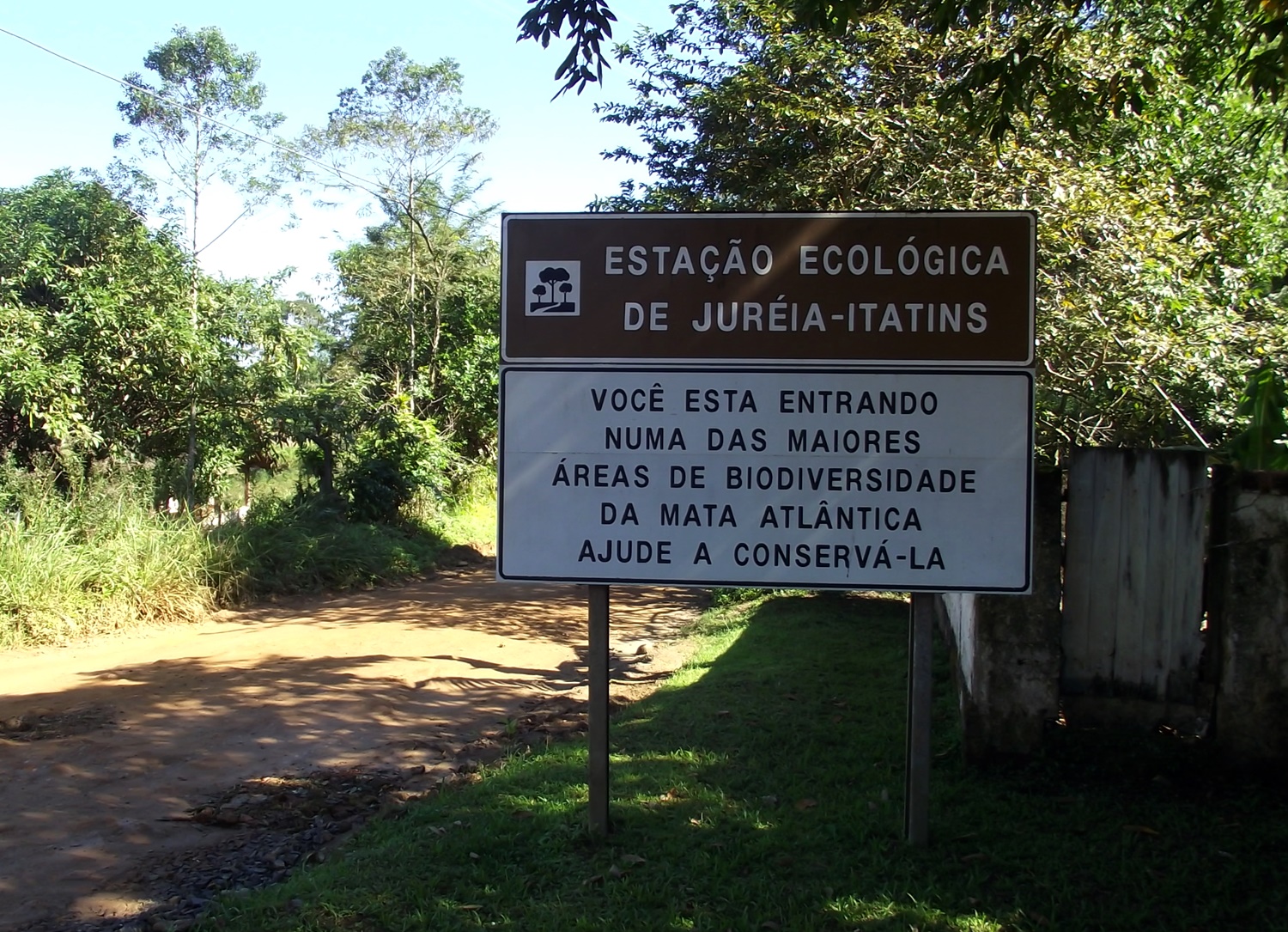 placa anunciando a entrada na estação ecológica juréia itatins