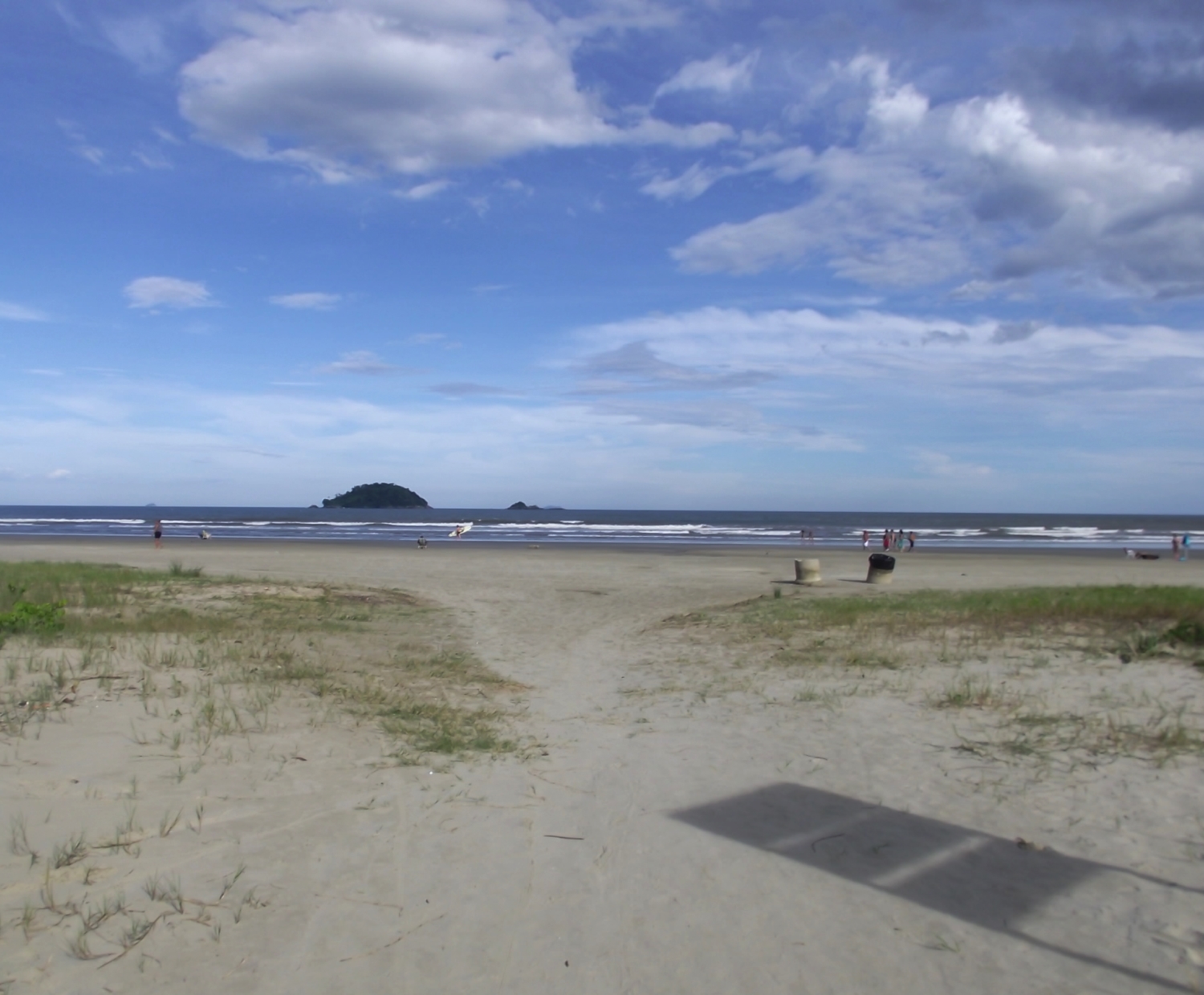 praia com areia branca e céu azul