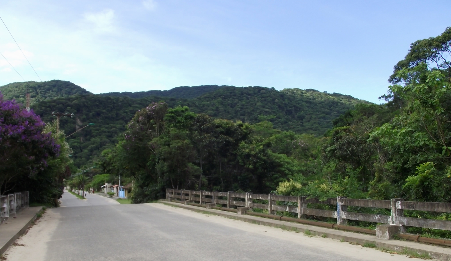 pequena ponte com paisagem de morros ao fundo