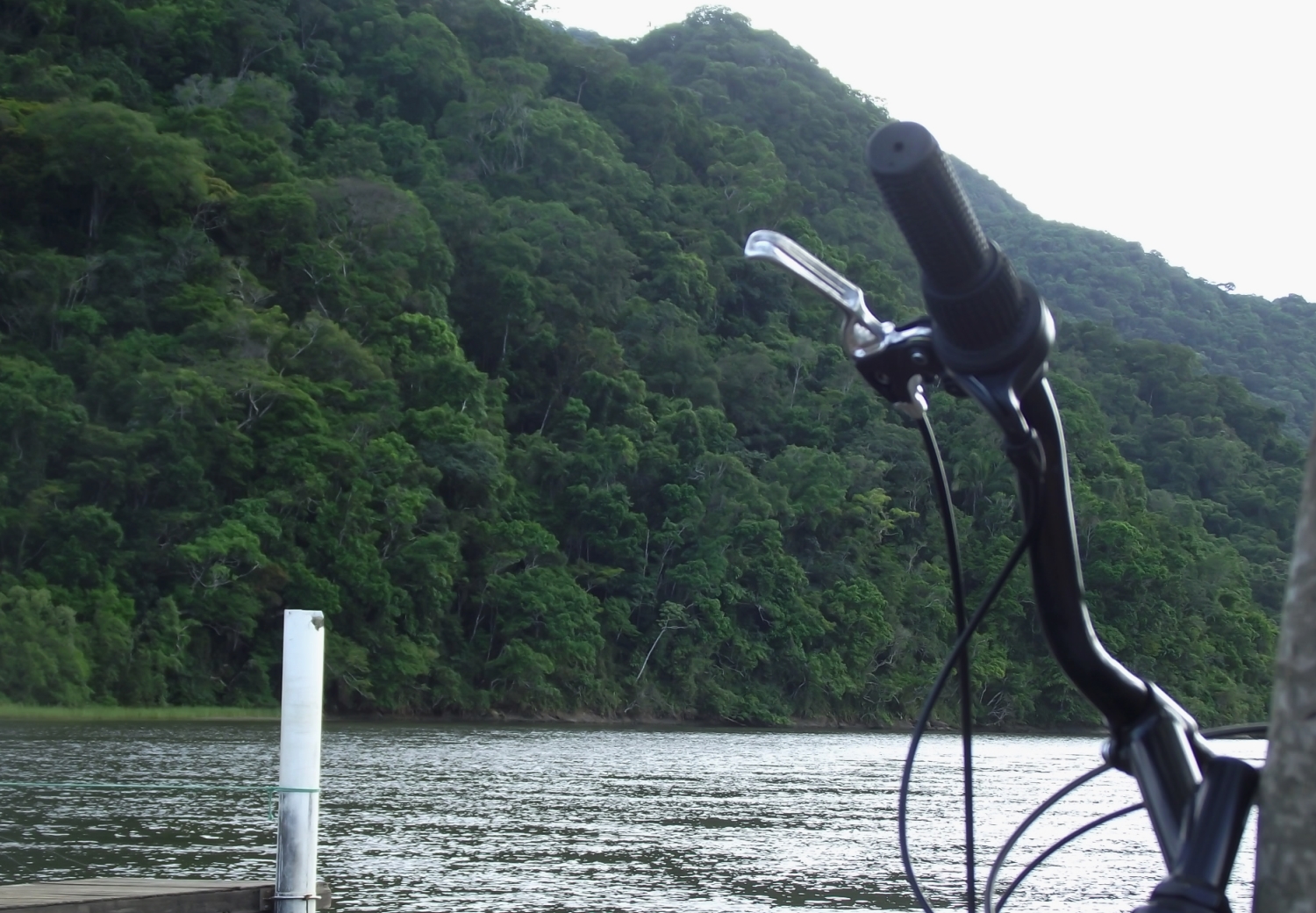 rio guaraú com morros na encosta