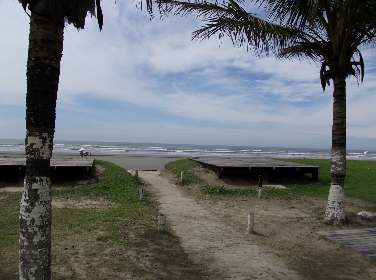 uma família curtindo a praia