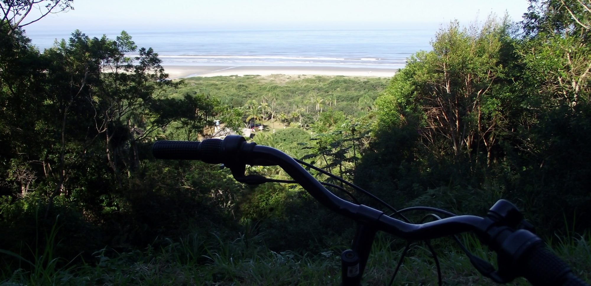 percurso de ciclismo com paisagem de praia e natureza