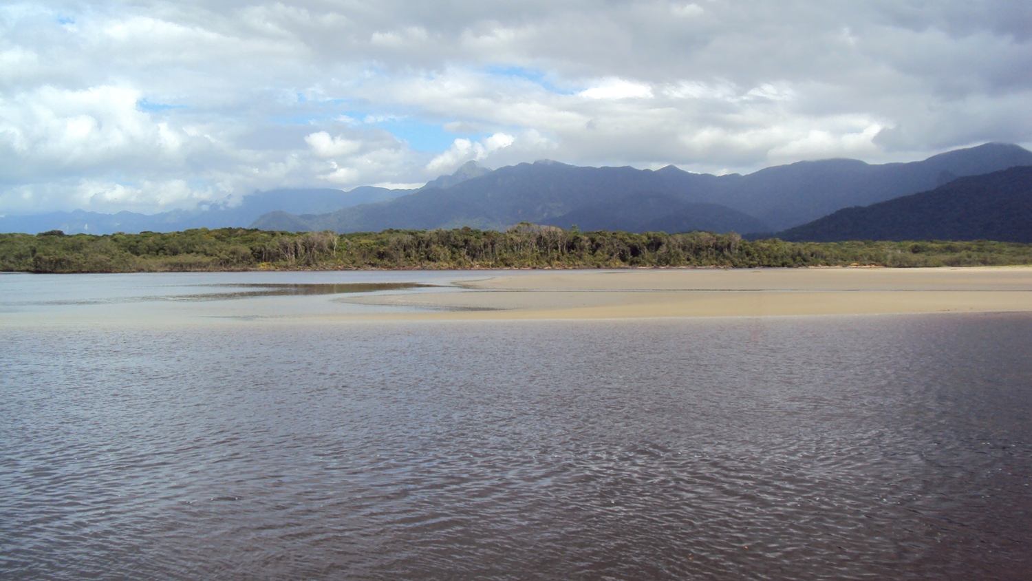 rio com floresta e morros ao fundo