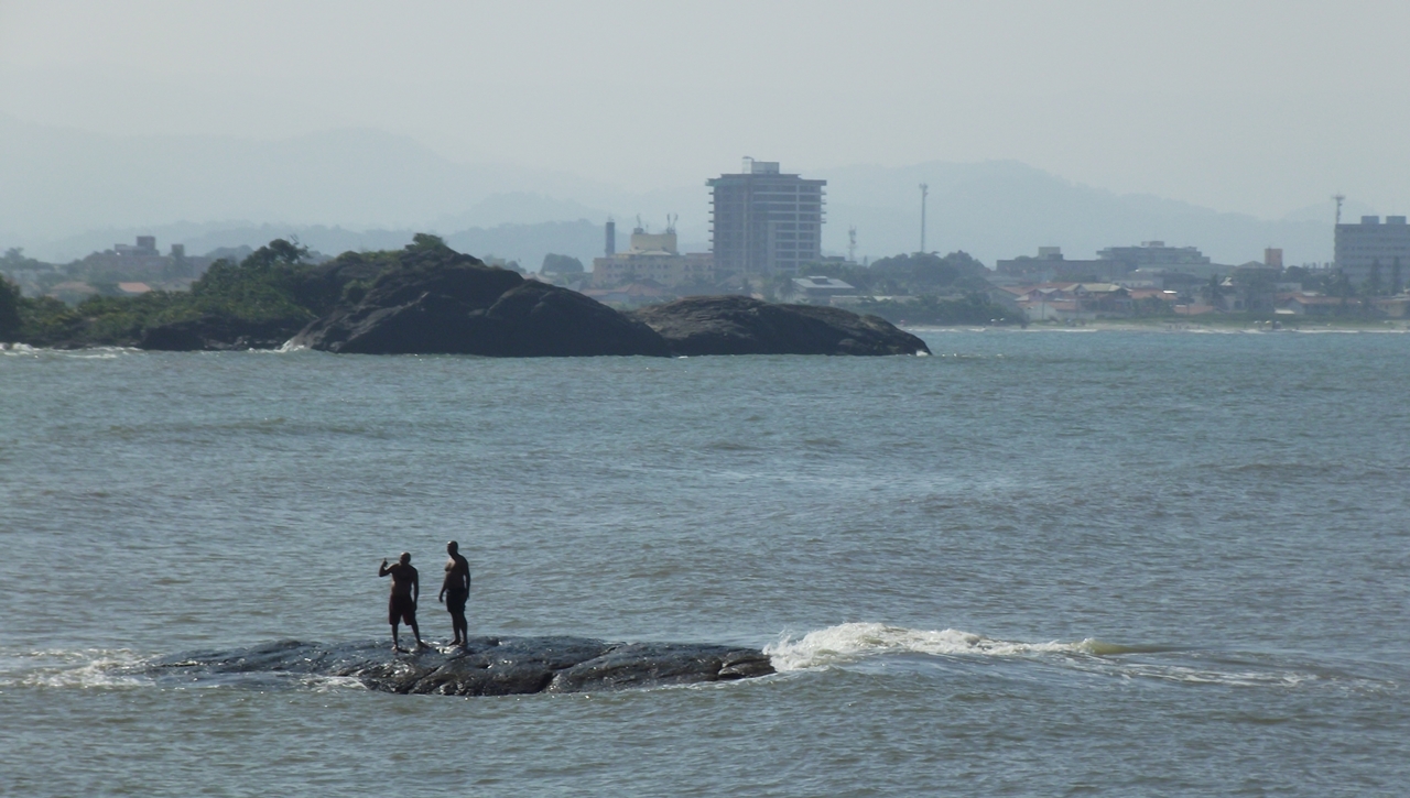 dois homens em uma pequena ilha