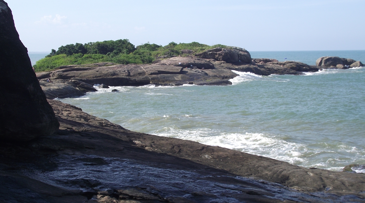 costão rochoso com o mar ao fundo