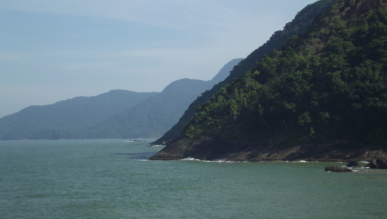 lindas montanhas que se encontram com o mar