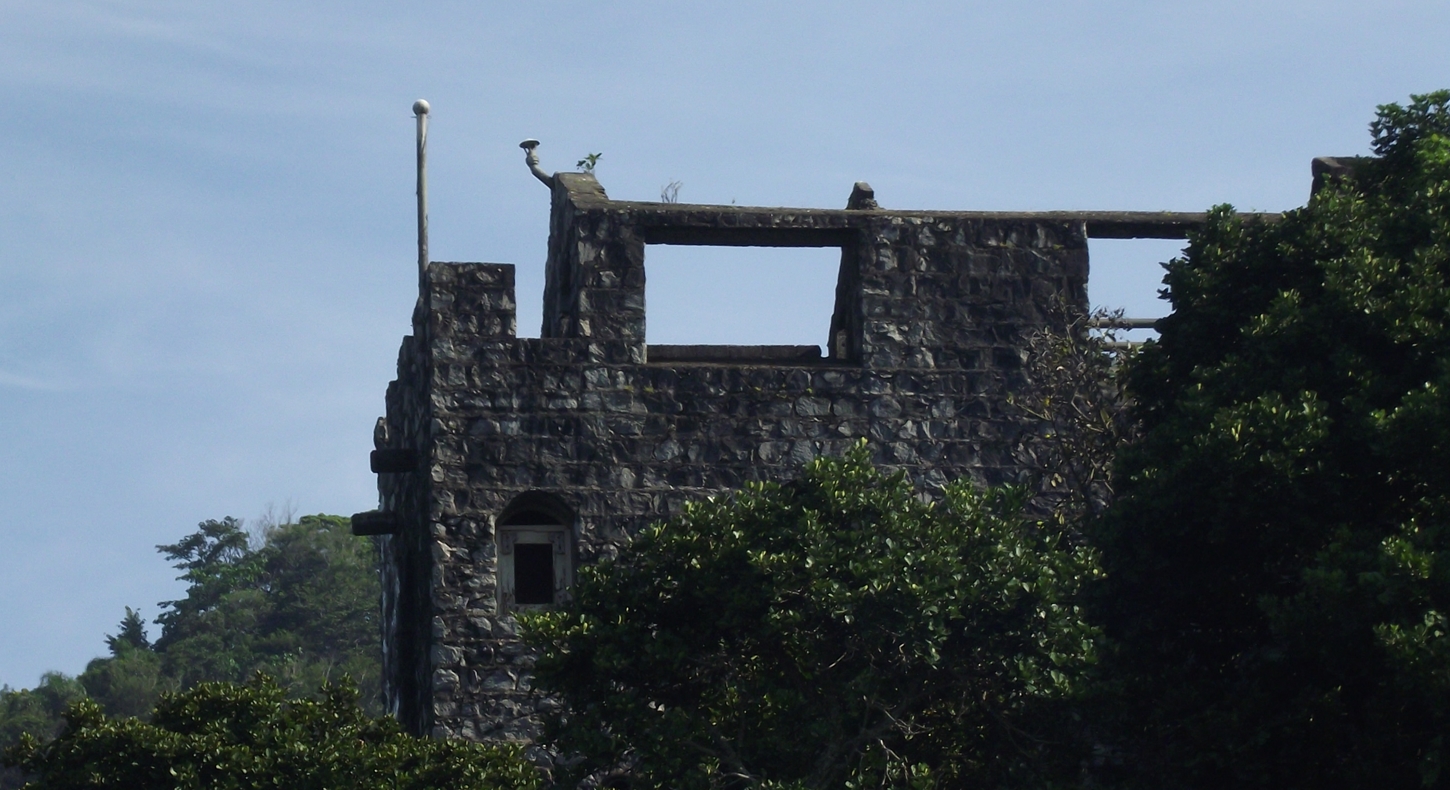 forte em estilo medieval no meio da mata atlântica