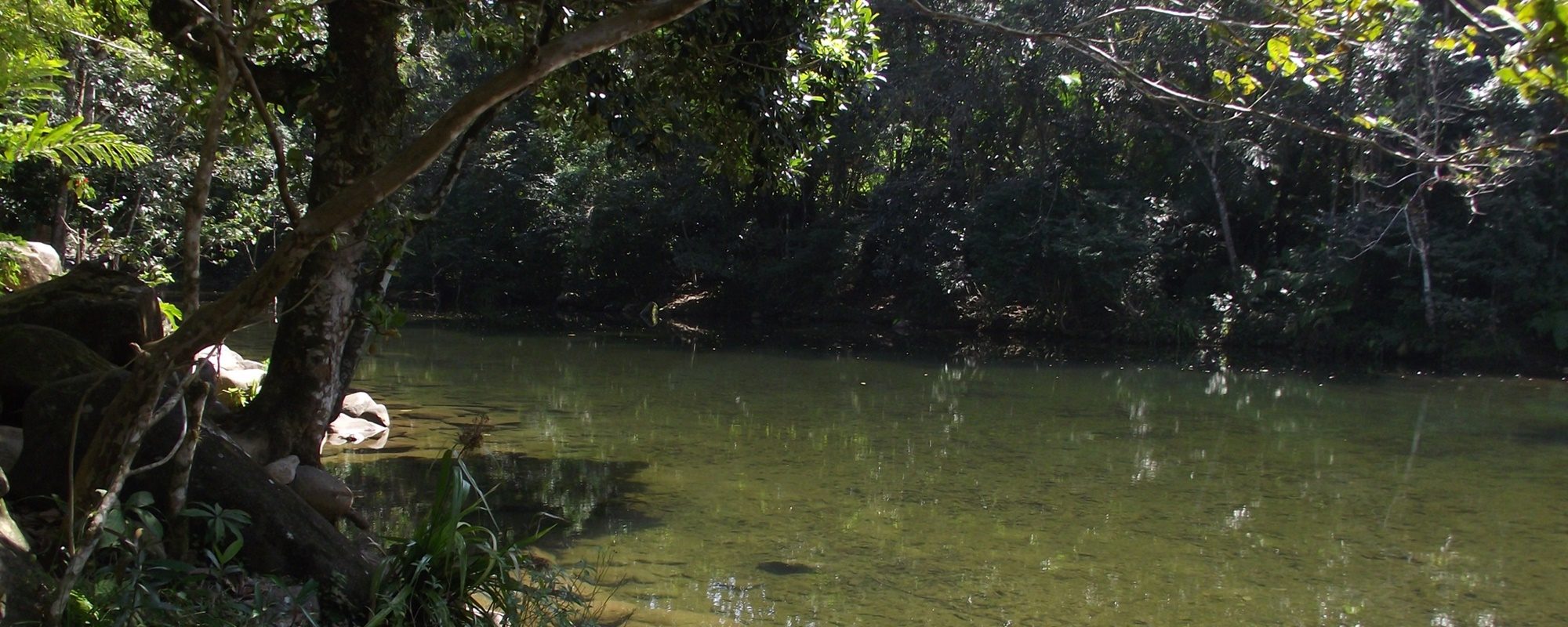 Piscinão natural formado pelas águas da Cachoeira do Perequê.