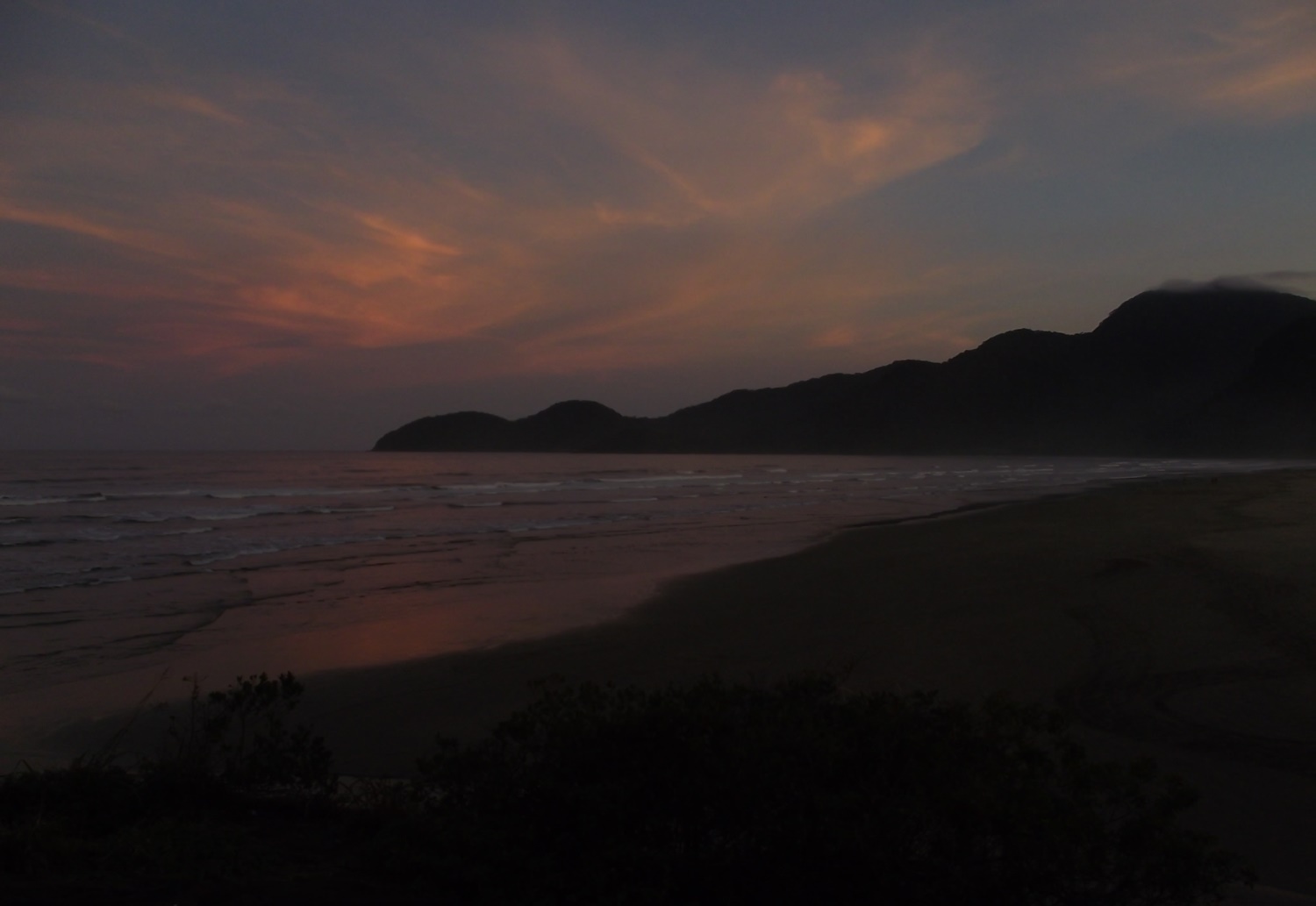 Vista panorâmica da praia do Guaraú no entardecer assustador.